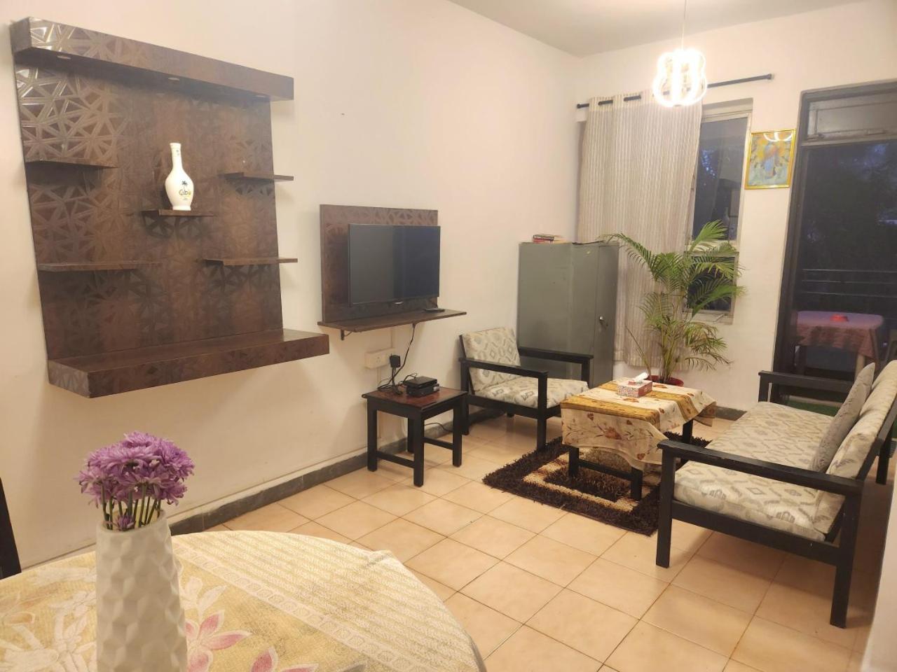 Pool Side With Kitchen In Near *